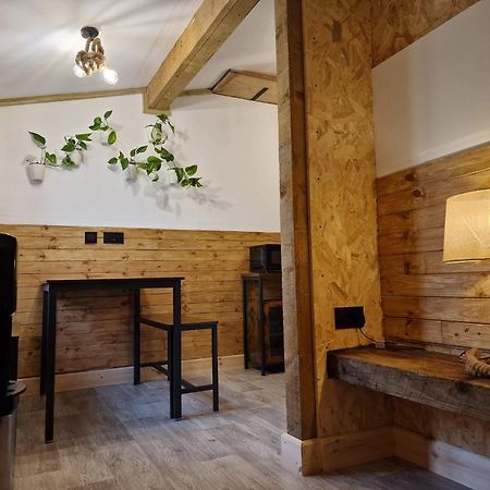 Two-Bedroom Cosy Country Lodge With Private Patio Greenhithe Eksteriør billede