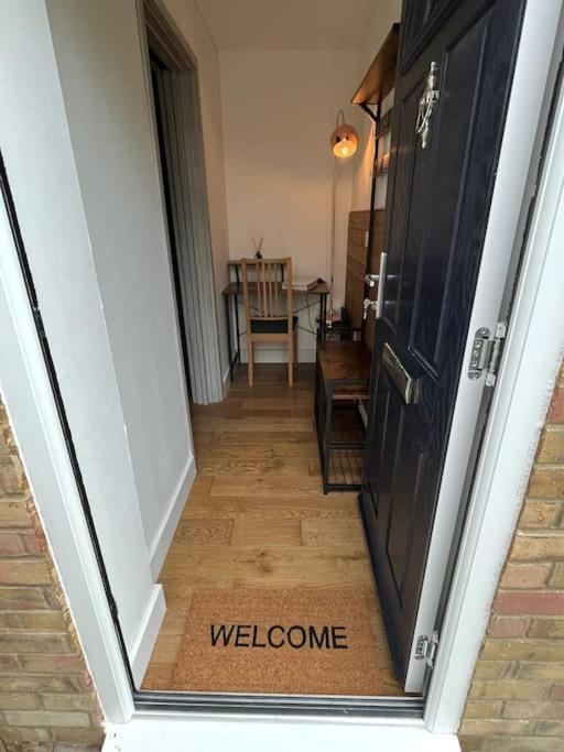 Two-Bedroom Cosy Country Lodge With Private Patio Greenhithe Eksteriør billede